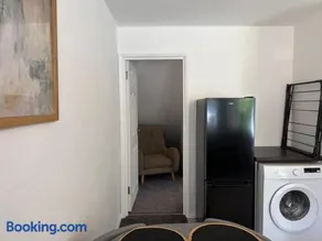 Gatwick 2 Bed Apartments Free Parking - Image 4