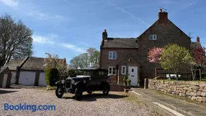 Beautiful Rustic Farmhouse sleeps 5 Near Alton Towers, Polar Bears, Peak District - Image 5