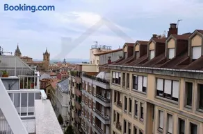 Ático Quintana I - con terraza, vistas a la ciudad, en el centro, con Wifi y garaje - Image 1