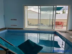Maison avec piscine intérieure privée, buses de spa, jardin clos et parking - Image 4
