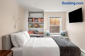 Modern Private Stay with Luxury Amenities - Image 2