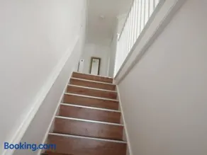 Lovely 3 Bedrooms Flat Near Romford Station With Free Parking - Image 2