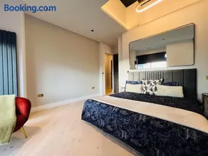 Penthouse 2 Bed Modern Steps to Station - Image 4