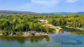 Luxury Cottage Overlooking Bras d'Or Lake - Image 1