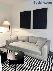 Modern Luxury Apartment in City - Image 4