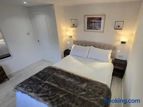 Exceptional 1 bedroom riverside 2E apartment - Image 3