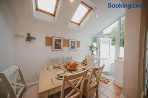 Cotswolds- Homely 2 bed house with garden, WiFi - Esho Stays - Image 1