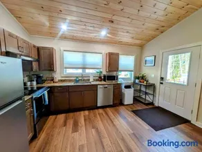 NEW 2BR house 5 min to restaurants hiking 1dog ok - Image 3
