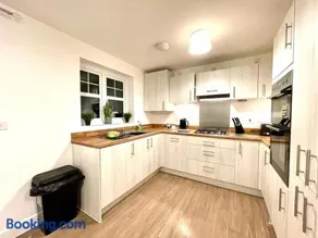 Churchill House 3 Bedroom Sleeps 6 Free Parking - Image 1