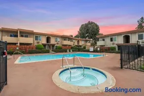 Entire Private Home with King Bed, 2 Parking, 2 Bedrooms 1 Bathroom, in Mira Mesa Available Now - Image 2