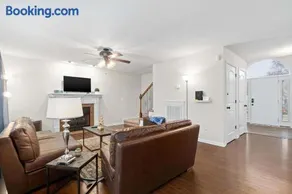 Huge Yard&Deck Mins to Airport - Beds on Brewster - Image 1