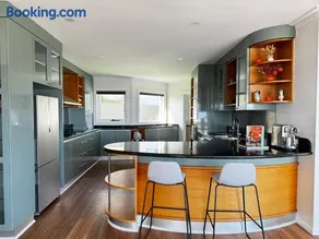 Panoramic Harbour Views Spacious 3BR in Sandy Bay with parking - Image 3