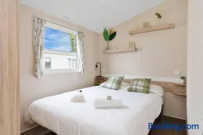 Starlink Wi-Fi Near Pool & Beach 3BR Seton Sands - Image 3