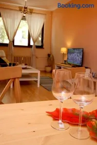 Central Charming Home with Garden near Parking and NDK - Image 5