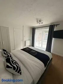 Modern Family Haven 5BR Free Parking - Image 2