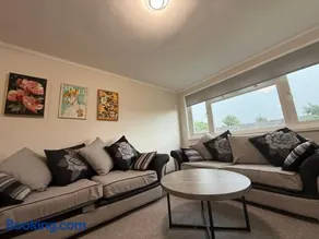 Beautiful Spacious Flat - Image 4