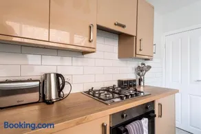 Modern 2-Bed for Families Contractors & Friends - Image 5