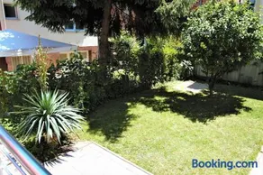 Central Modern Apt with Garden - Image 5