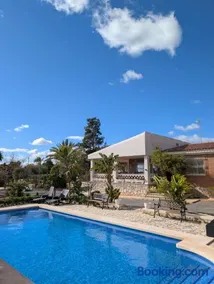 Villa, big pool with 3000m2 garden and bbq - Image 1
