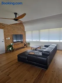 Large apartment in Kingston - Image 2
