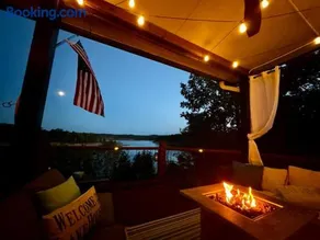 Cozy Lakefront Holiday Getaway! - Image 2