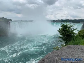 Beautiful 4BR Niagara Falls Getaway Sleeps 7 Free Parking Fast WiFi Family & Group Friendly - Image 2