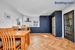 Exclusive Offers l Last-Minute Stay l Sleeps Up to 6 l Conveniently located near town Centre l restaurants l and local attractions l It offers easy access to the stunning Causeway Coast l Coleraine Hideout l WeStayBelfast - Image 3