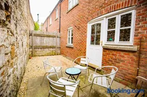 House Sleeps 4 with Parking and Garden - Image 4