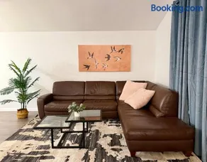 Las Vegas Oasis 4BR Home Pool BBQ & Entertainment - Family Fun - Image 2