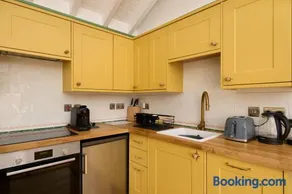 The Boathouse - Salcombe - Spring Time Tiny Home - Image 5