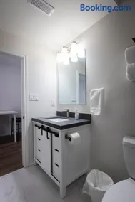 Cozy Cove Retreat, Private Suite with Separate Entrance Near Friday Harbour, Barrie & Lake Simcoe - Image 1