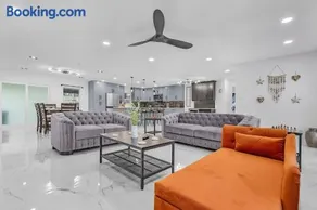 Rare 3 Bedroom House, 5 minutes drive to beach, Events Permitted - Image 2