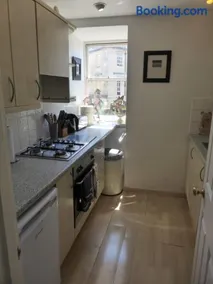 Central Georgian Garden Flat with Free Parking - Image 5