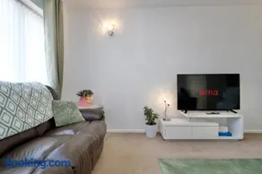 Natures Lodge Fully Furnished Home Coventry - Image 3