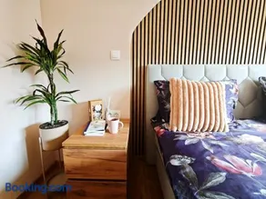 NEW luxury citycenter apartment with free parking & AC - Image 5