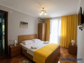 Guest house on Devyatnadtsataya - Image 1