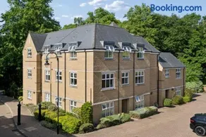 Virginia Water - 2 Bed & Parking - By Tempstay - Image 4