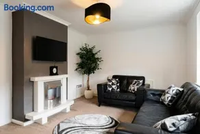 Contemporary Private Home Near Nottingham with Free Parking and Garden - Image 2