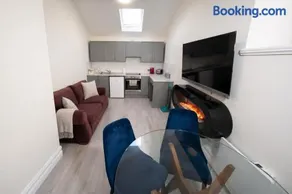 Unit 4 Tranquil Harbourside Retreat- Central Location - Image 2