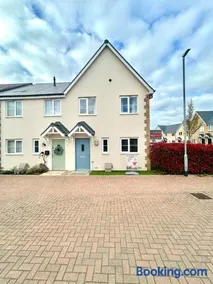 CHARMING VILLAGE HOME, stylish interior, FREE PARKING for 2 cars, private rear garden, 2 DOUBLE BEDROOMS and easy access to M1 - Image 2