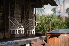 Quiet Log House Getaway in Nature - Image 2