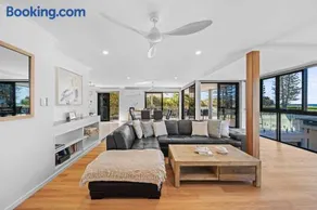 Beachfront at Buddina with Heated Pool & Sea Views - Image 2