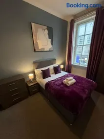 City Centre 4 Bedroom Apartment with Terrace Sleeps 10 by StaySavvy Accommodation - Image 4