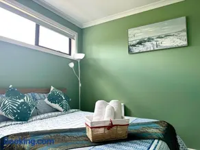 Modern Cozy Townhome with Balcony at Central Location - Image 1