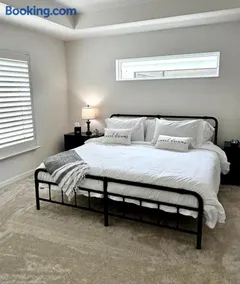 Cozy Family Stay- Queen-Double-Twins Bed- Full Kitchen-Netflix-Golf Cart-WiFi - Image 3