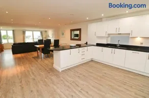 BY THE BEACH, spacious apartment - Image 4