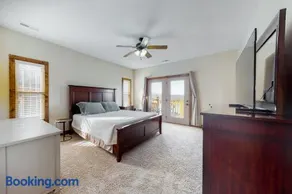 Spacious Lakeview Townhouse Sleeps 8 Deck Grill - Image 3