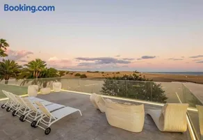 Seafront villa with jacuzzi - Image 2