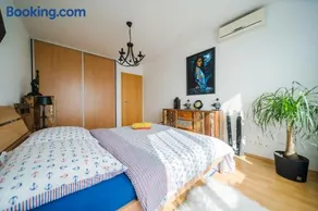 Comfy condo on the 20th floor & FREE parking - Image 2