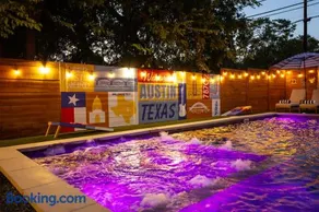 Luxury Downtown Retreat with Pool and Hot Tub, 6Bdr - Image 2